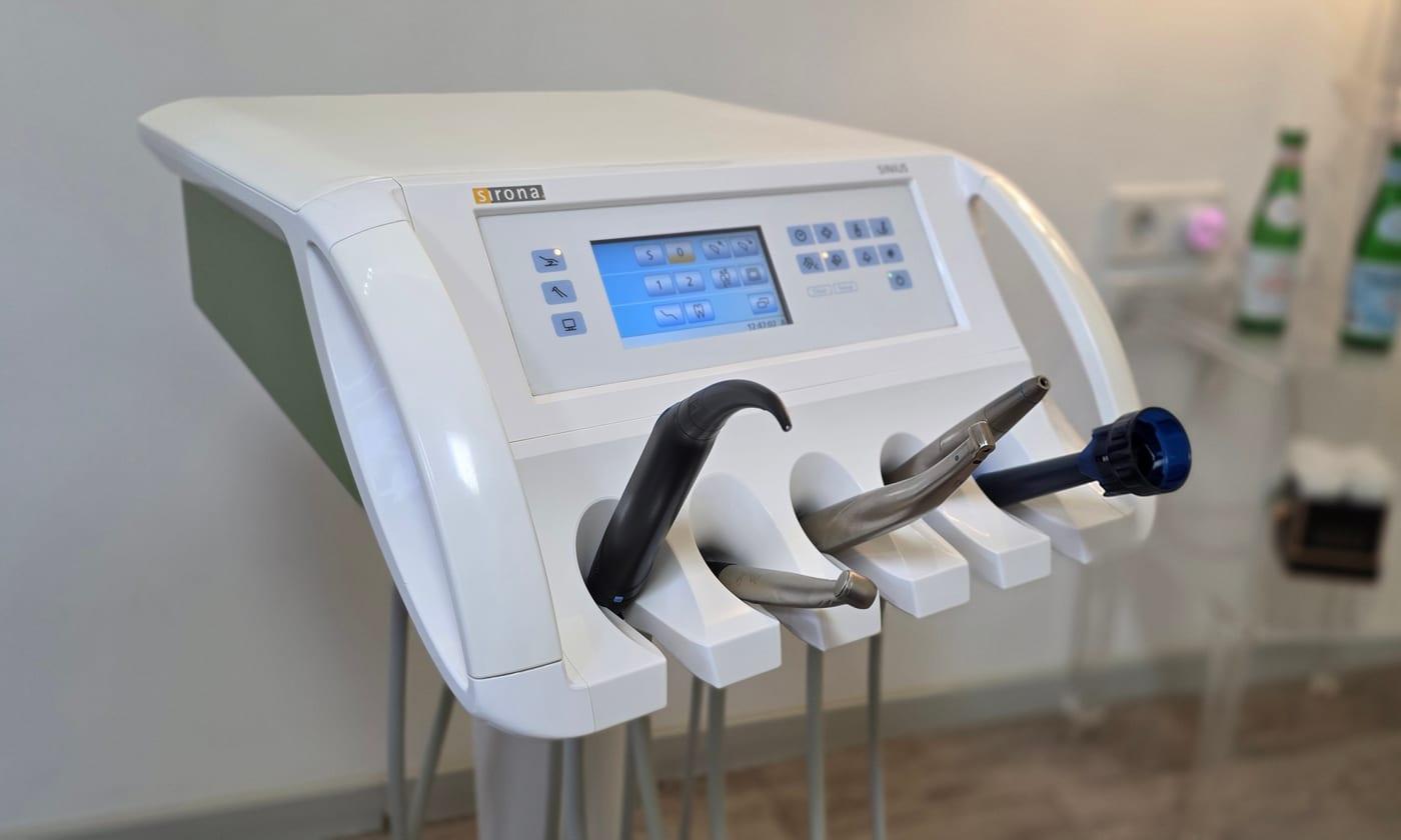 Instrumente der Behandlungseinheit in ihrer Halterung