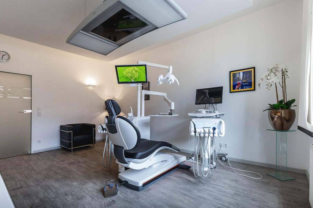 Behandlungszimmer mit Monitor an der Decke in der Zahnarztpraxis Groß & Groß